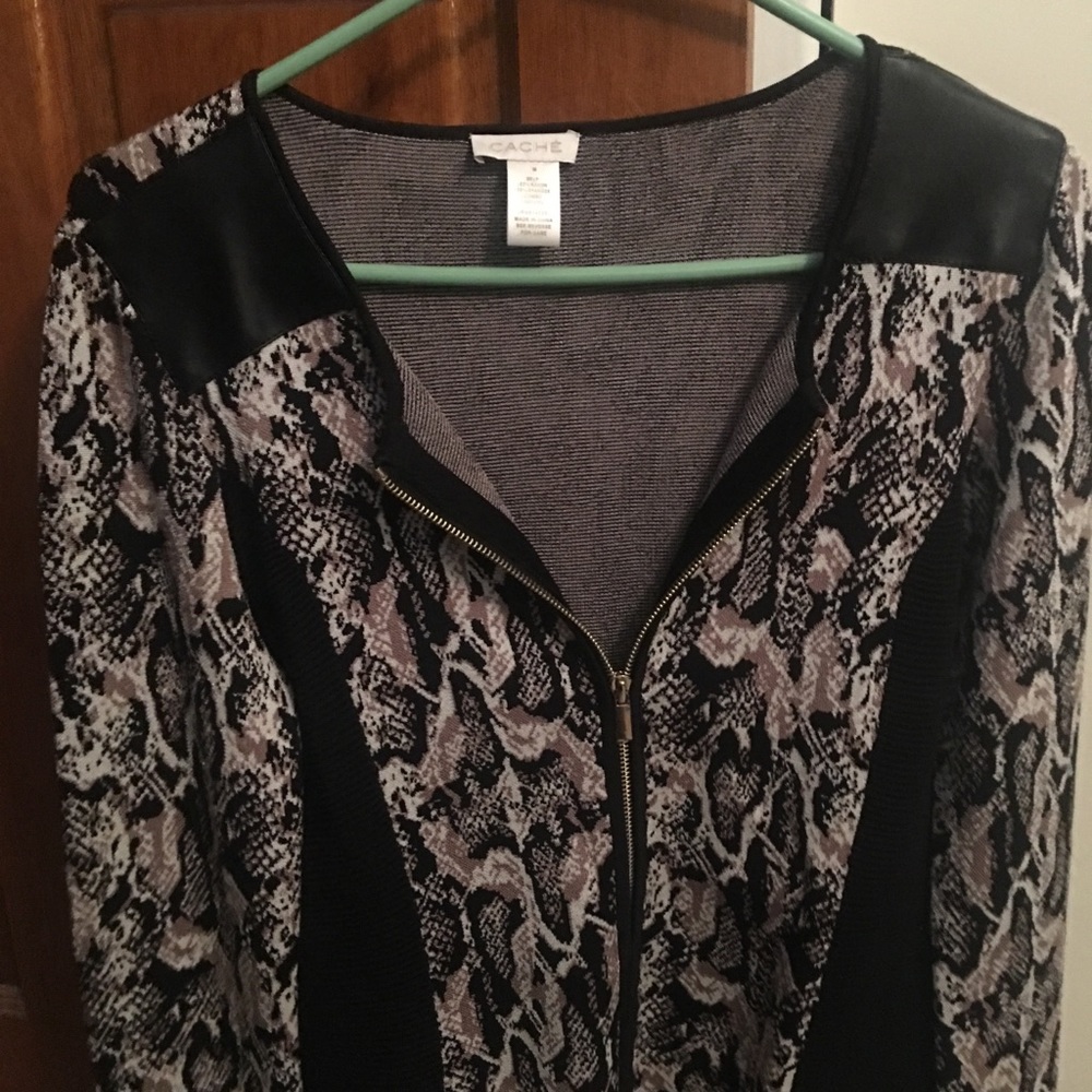 Cache’ leopard zip top